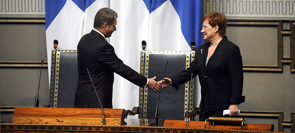  Eduskunnan puhemies Sauli Niinistö ja tasavallan presidentti Tarja Halonen kättelevät valtiopäivien avajaisissa vuonna 2010. Kuva: Lehtikuva